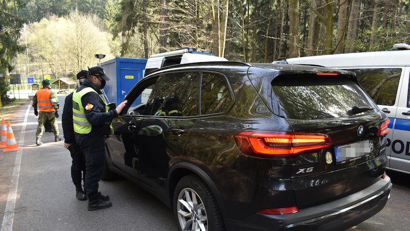 Policistům se nelíbí, že zničehonic musí pouštět řidiče přes hranice